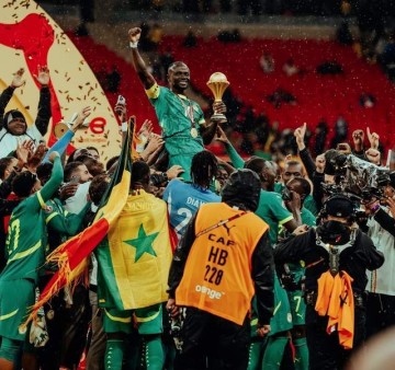 世界杯手机观看软件下载-非洲杯夺冠！总统宣布：球员12万美元+1500平米土地 全国放假