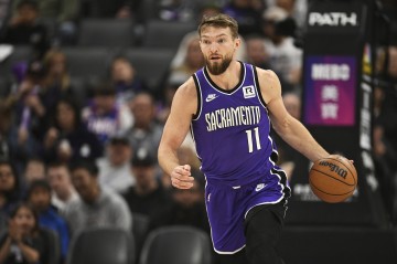 世界杯手机观看软件下载-状态很是不错！小萨时隔27场比赛复出 半场10分钟拿到8分5板